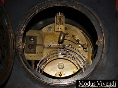 Особенность часового механизма - вынесенное на циферблат анкерное колесо и анкерная вилка