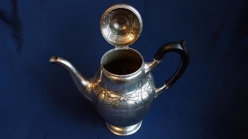Роскошный старинный чайный набор из серебра '835' пробы с позолотой внутри в стиле Модерн (Art Nouveau) из трех предметов: чайник, молочник, сахарница