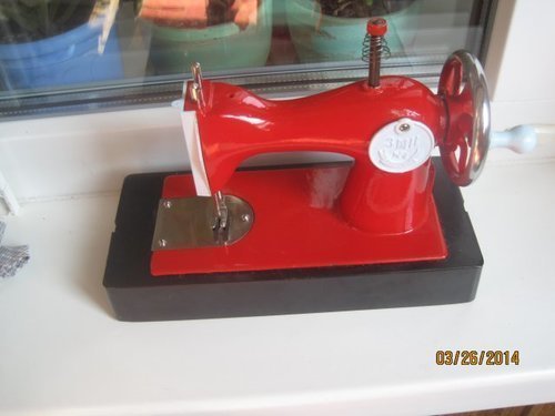 Ярко красная детская швейная машинка  производство примерно начала 1960-x XX века  Без иголки (расходный материал)  Как предмет интерьера украшение  витрины стенда выставки  Цена 15 000 руб