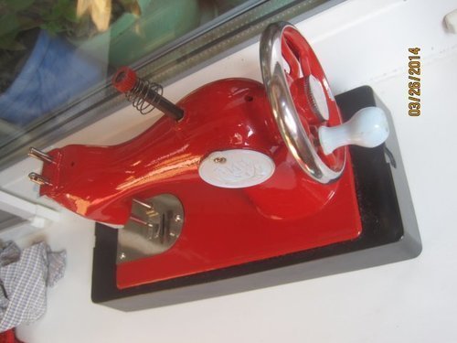 Швейная детская машинка красного цвета