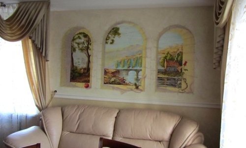 настенная роспись и декоративная штукатурка в интерьере гостиной.